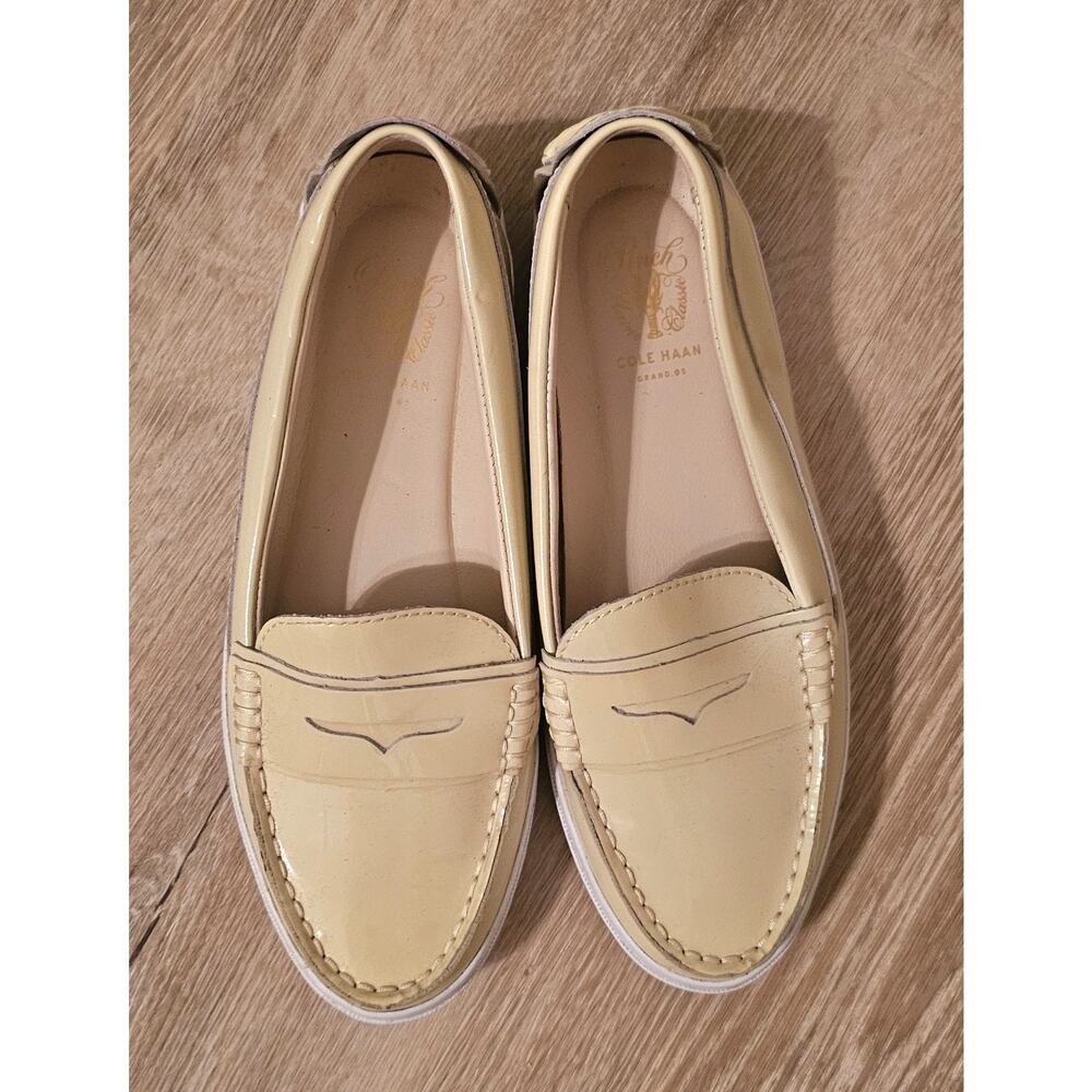 Cole Haan Pinch W14128 Women’s Penny Loafers Size 7.5 B Beige Patent Leather EUC